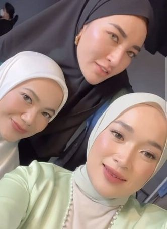 9 Potret kedekatan Ririe Fairus dan Mommy ASF penulis Layangan Putus