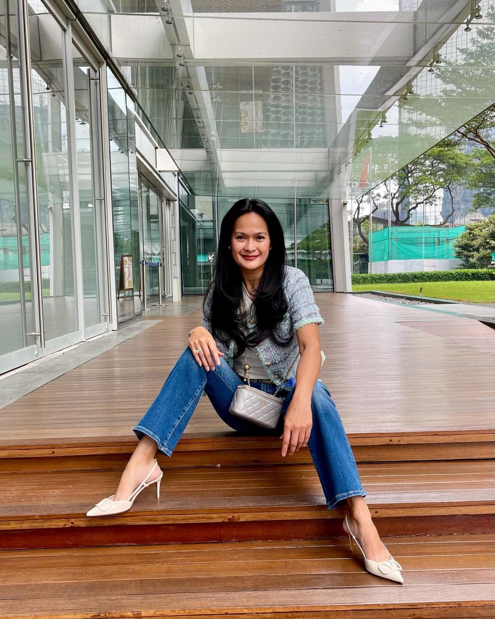 Sudah punya 4 cucu, intip 11 gaya bak ABG Donna Harun jadi nenek modis