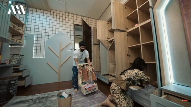 11 Momen Krisdayanti bantu Aurel bersihkan kamar bayi, gayanya disorot