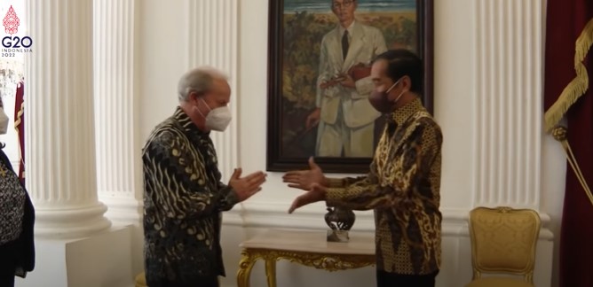 Momen Jokowi kagok jabat tangan delegasi Bank Dunia, berakhir tertawa