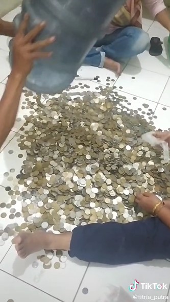 Wanita ini nabung koin di galon selama 2 tahun, nominalnya fantastis