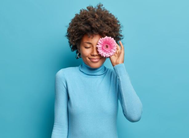 10 Arti mimpi memetik bunga yang perlu diketahui, bawa kebahagiaan