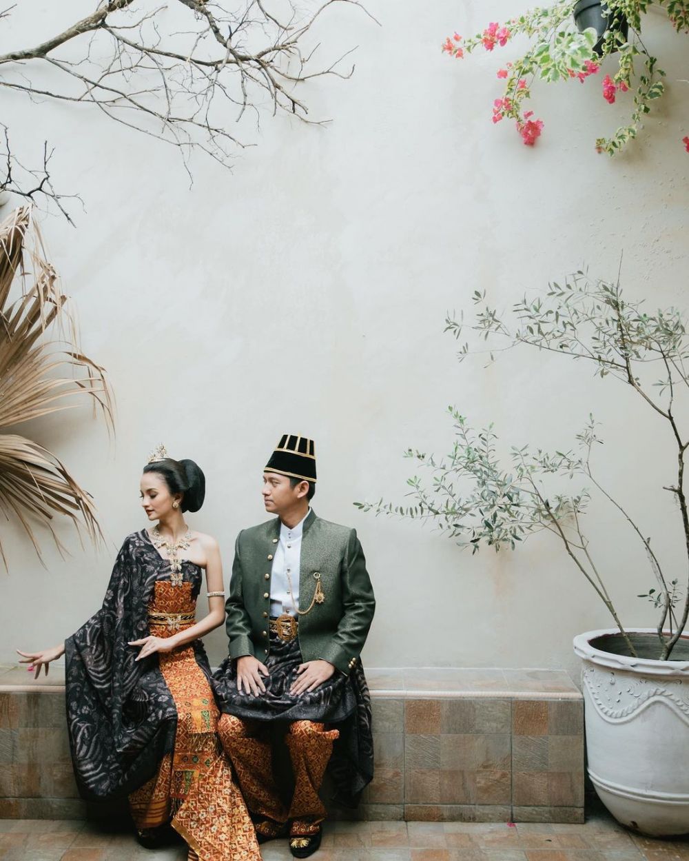 9 Potret prewedding Belva Devara & Sabrina, menawan dalam busana Jawa