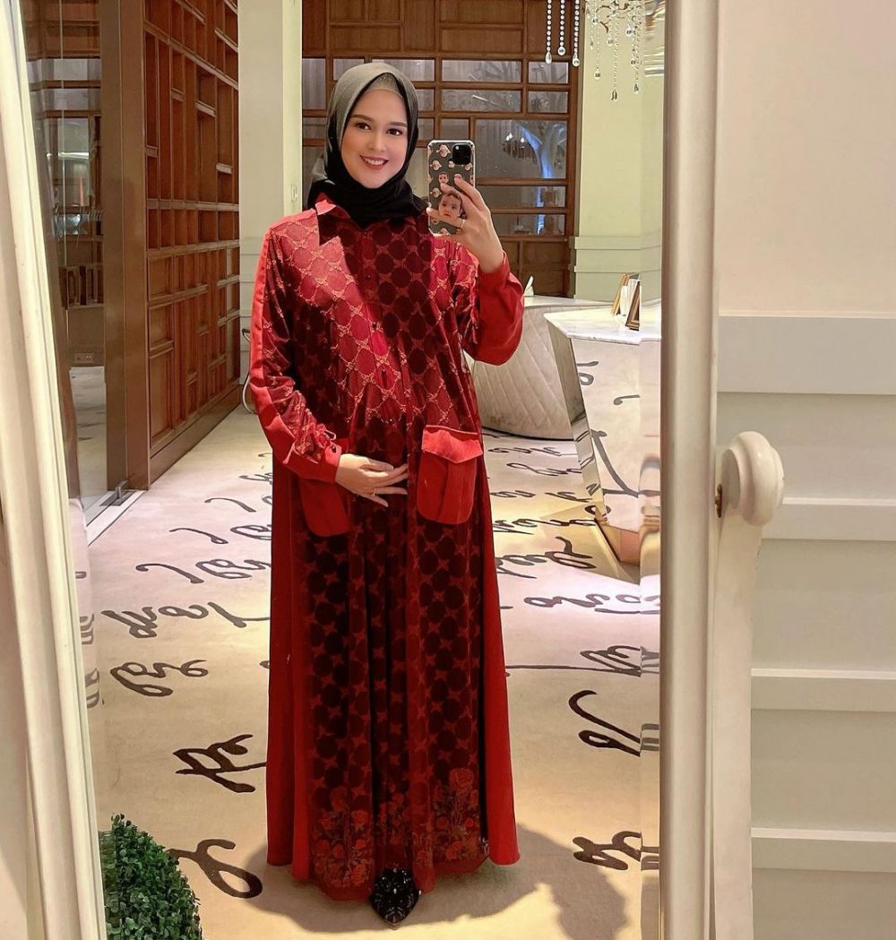 9 Gaya modis Cut Meyriska pamer baby bump di kehamilan anak kedua