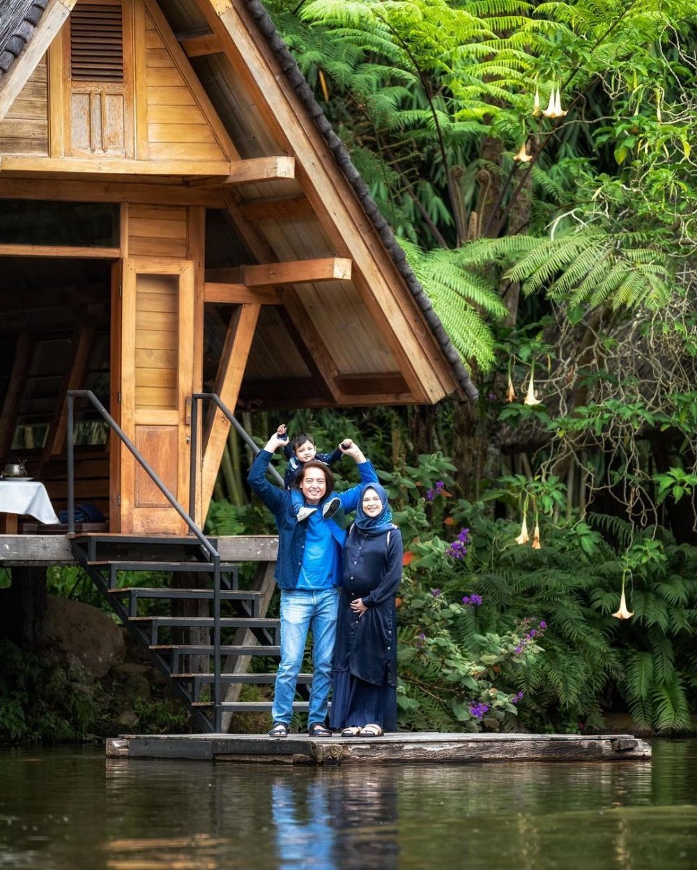 9 Gaya modis Cut Meyriska pamer baby bump di kehamilan anak kedua