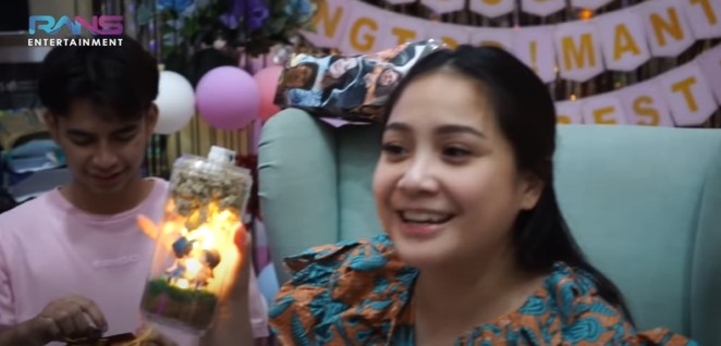 9 Momen Nagita Slavina buka kado dari karyawan, senang meski sederhana