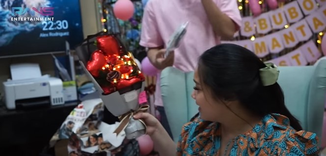 9 Momen Nagita Slavina buka kado dari karyawan, senang meski sederhana