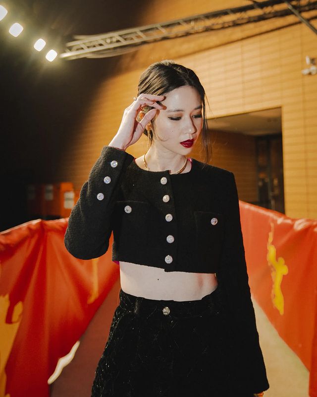 11 Pesona Laura Basuki di Berlinale, busananya disebut mirip Kim Da-mi