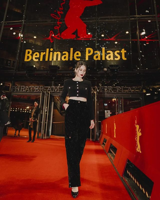 11 Pesona Laura Basuki di Berlinale, busananya disebut mirip Kim Da-mi