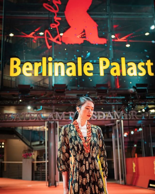 11 Pesona Laura Basuki di Berlinale, busananya disebut mirip Kim Da-mi
