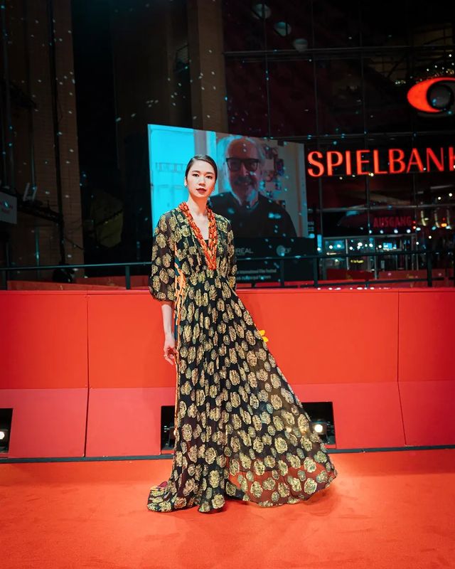 11 Pesona Laura Basuki di Berlinale, busananya disebut mirip Kim Da-mi