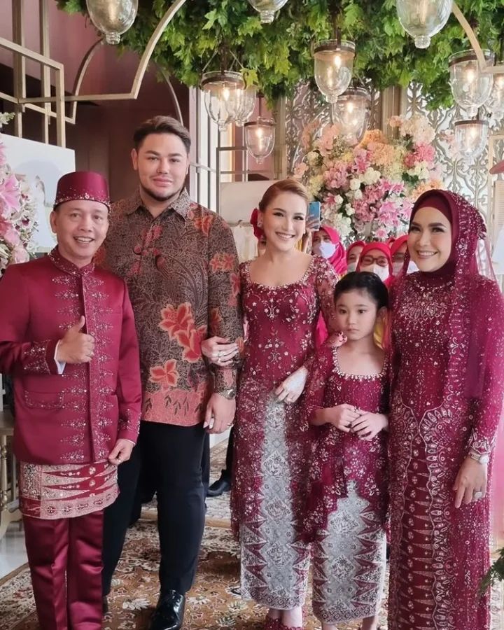 9 Pesona Ayu Ting Ting di akad nikah adik, serasi dengan Ivan Gunawan