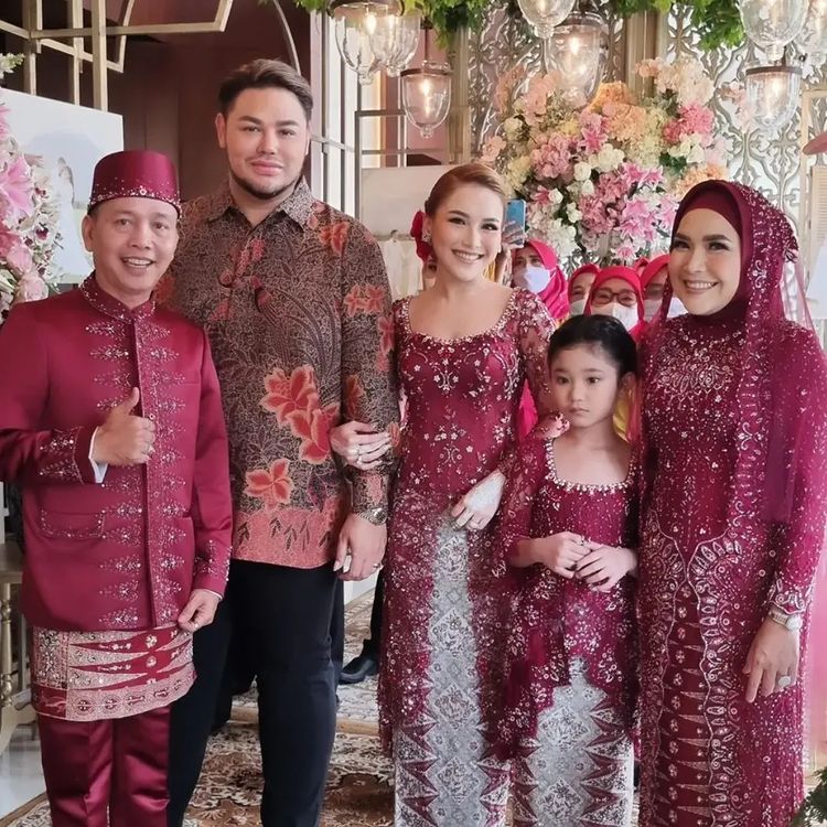 7 Momen Ivan Gunawan dampingi Ayu Ting Ting di pernikahan adik, serasi