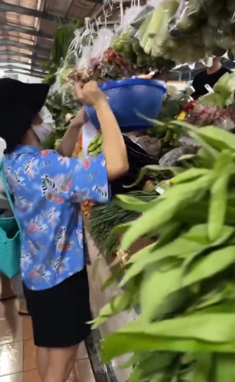 7 Momen Bunga Zainal belanja ke pasar ditemani suami, gayanya kece pol