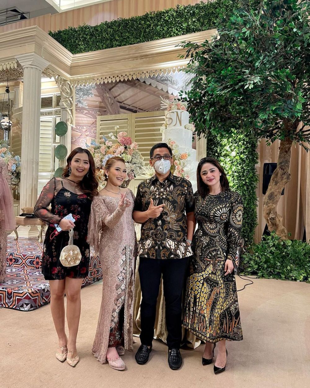 9 Gaya Dewi Perssik di nikahan adik Ayu Ting Ting, anggun pakai batik