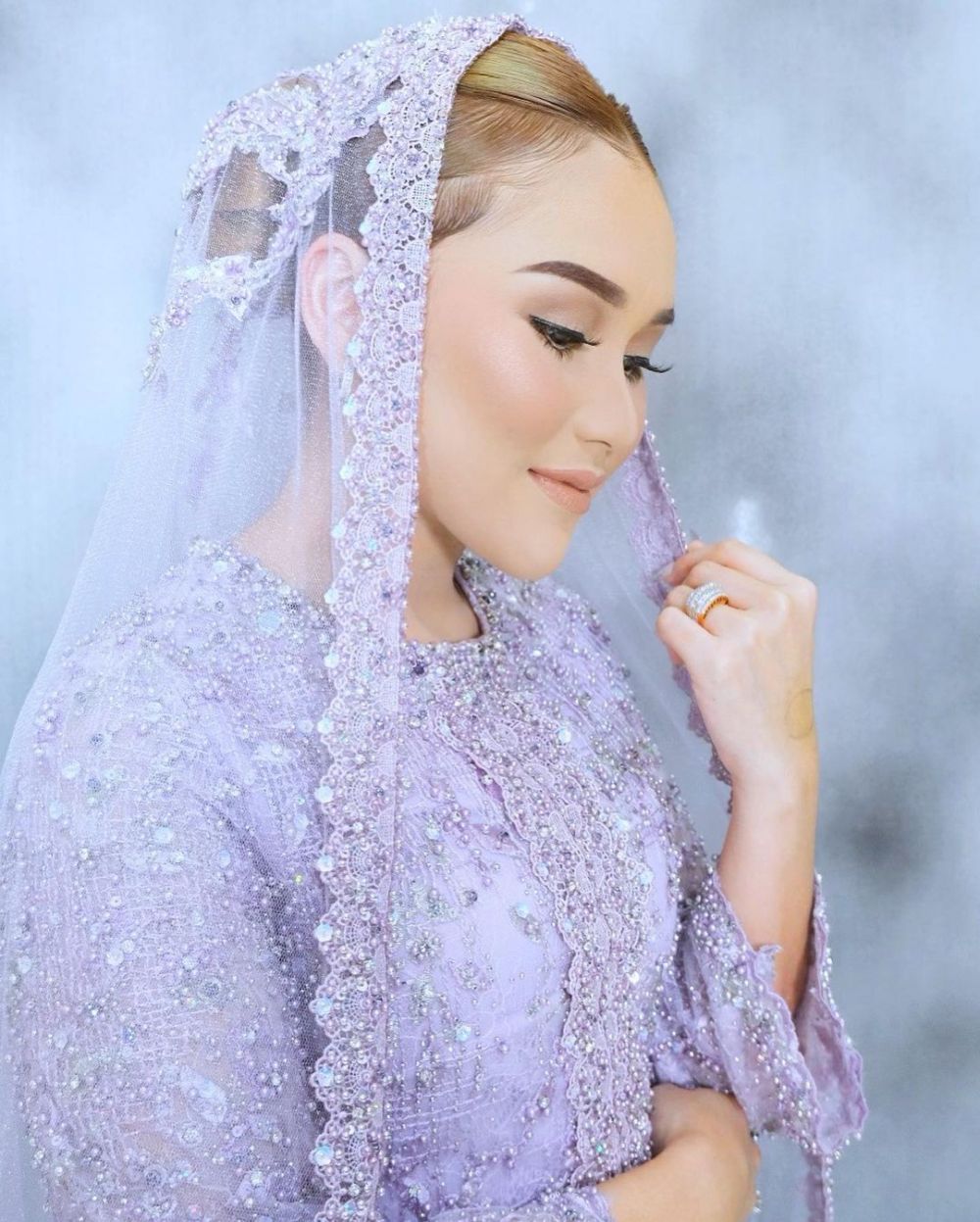 11 Gaya Ayu Ting Ting di lamaran hingga resepsi adik, selalu memesona