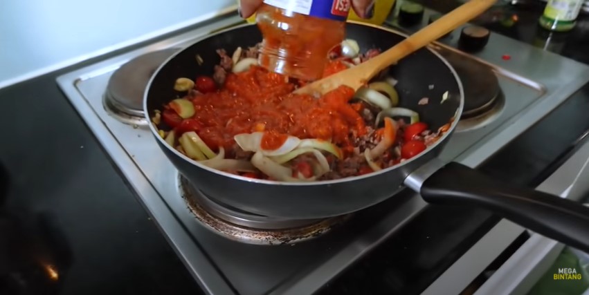 9 Trik Ivan Gunawan masak spaghetti, minim minyak dan mudah ditiru