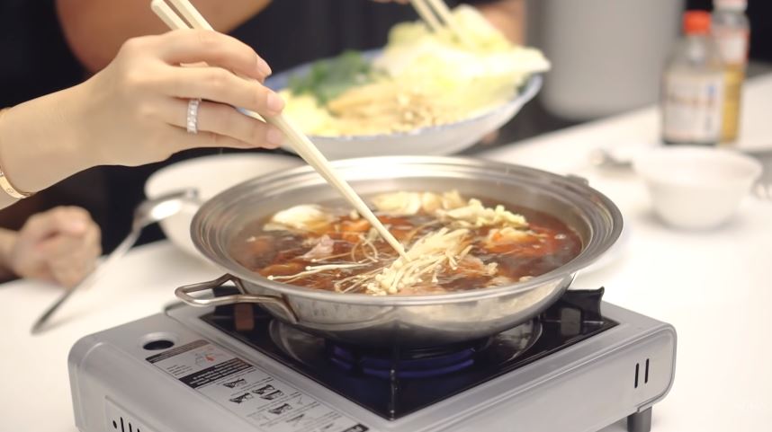 11 Langkah Momo Geisha masak sukiyaki ala rumahan, mudah ditiru