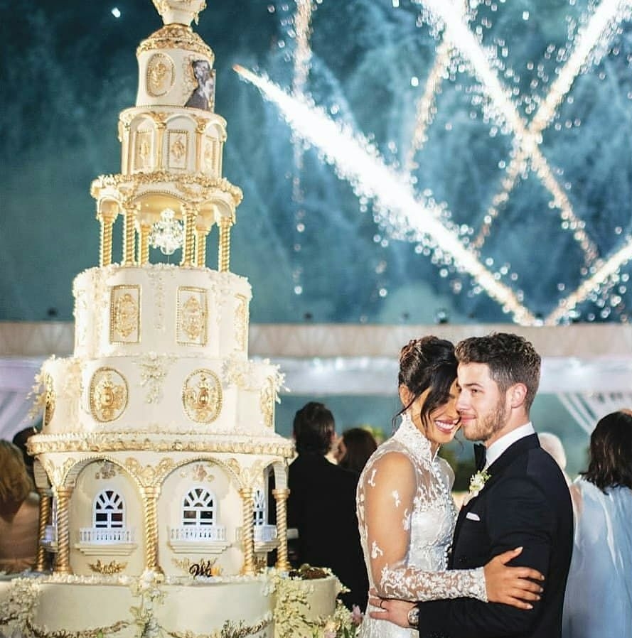 Wedding cake 10 saudara seleb, kue Syifa adik Ayu Ting Ting elegan