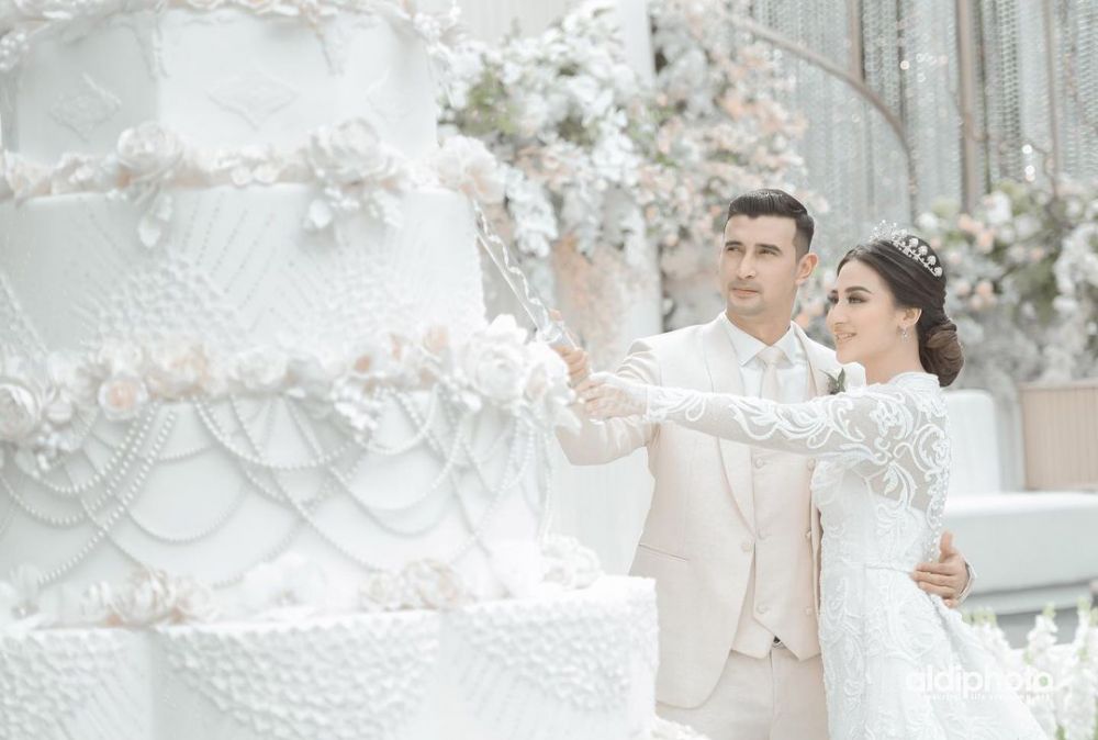 Wedding cake 10 saudara seleb, kue Syifa adik Ayu Ting Ting elegan