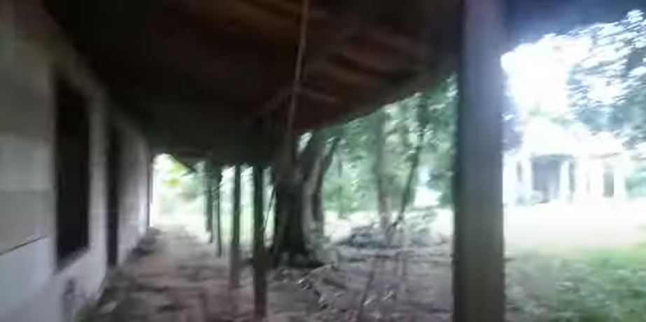 9 Potret basecamp mendiang Mbah Surip yang mangkrak, patungnya utuh