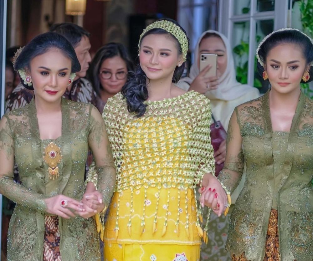 Gaya 7 seleb di acara siraman adik, Ayu Ting Ting anggun berkebaya