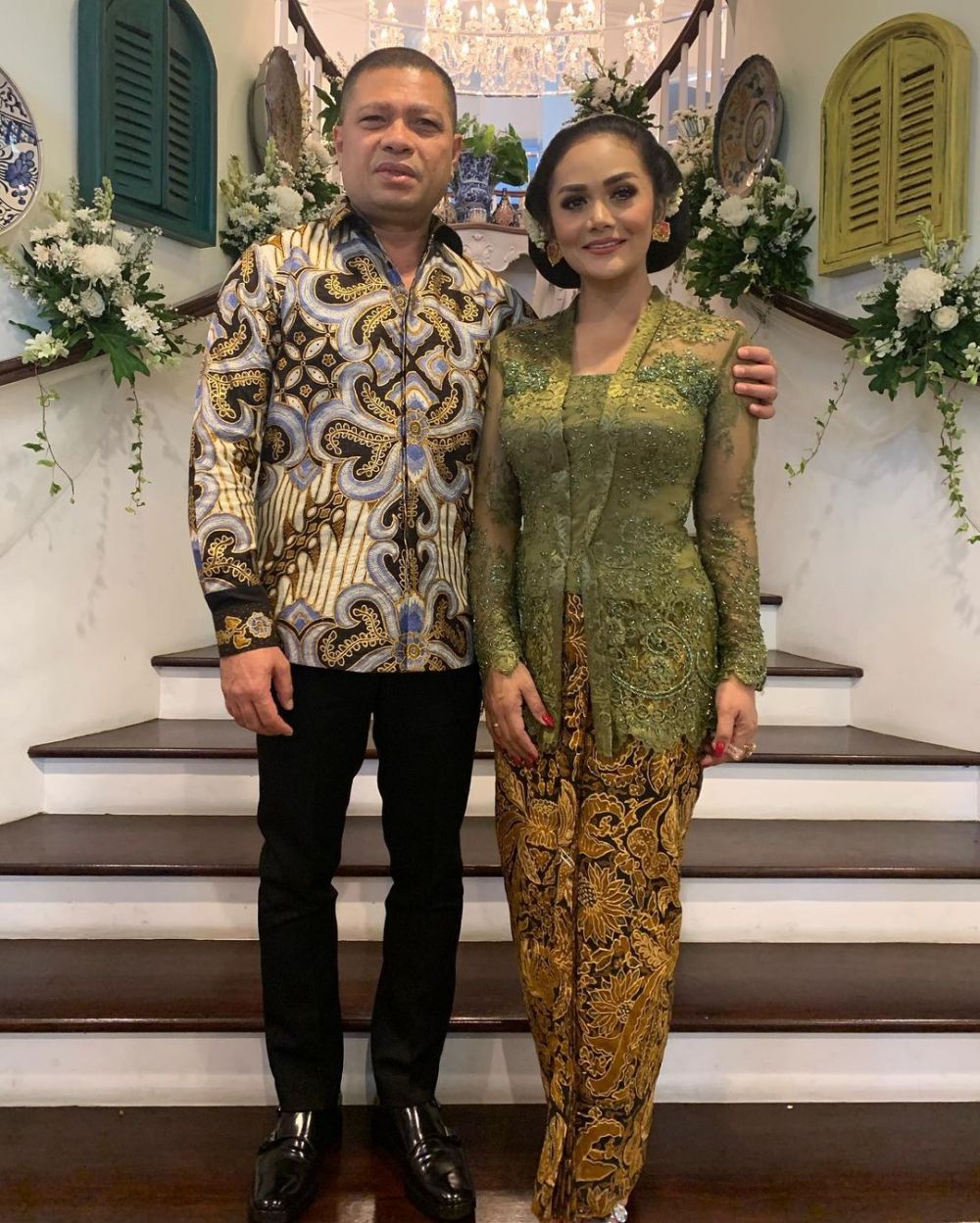 Gaya 7 seleb di acara siraman adik, Ayu Ting Ting anggun berkebaya