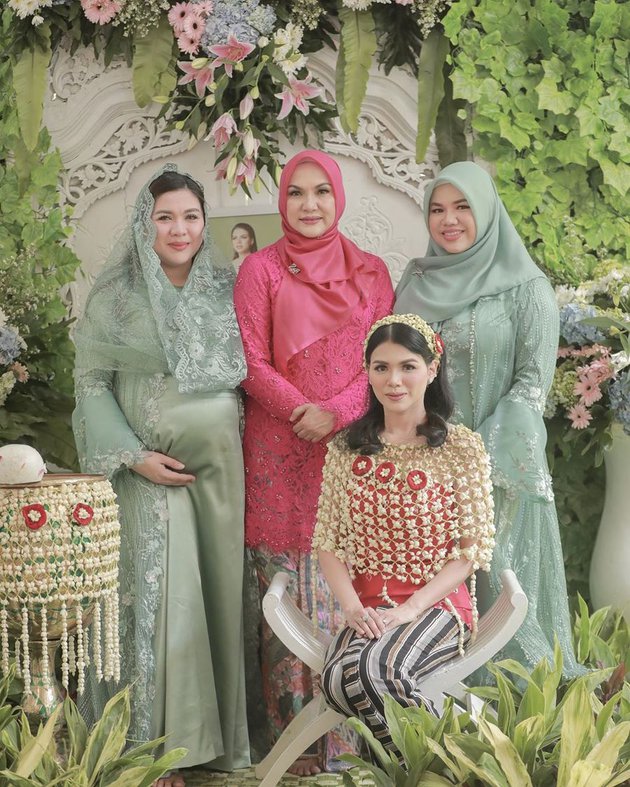 Gaya 7 seleb di acara siraman adik, Ayu Ting Ting anggun berkebaya