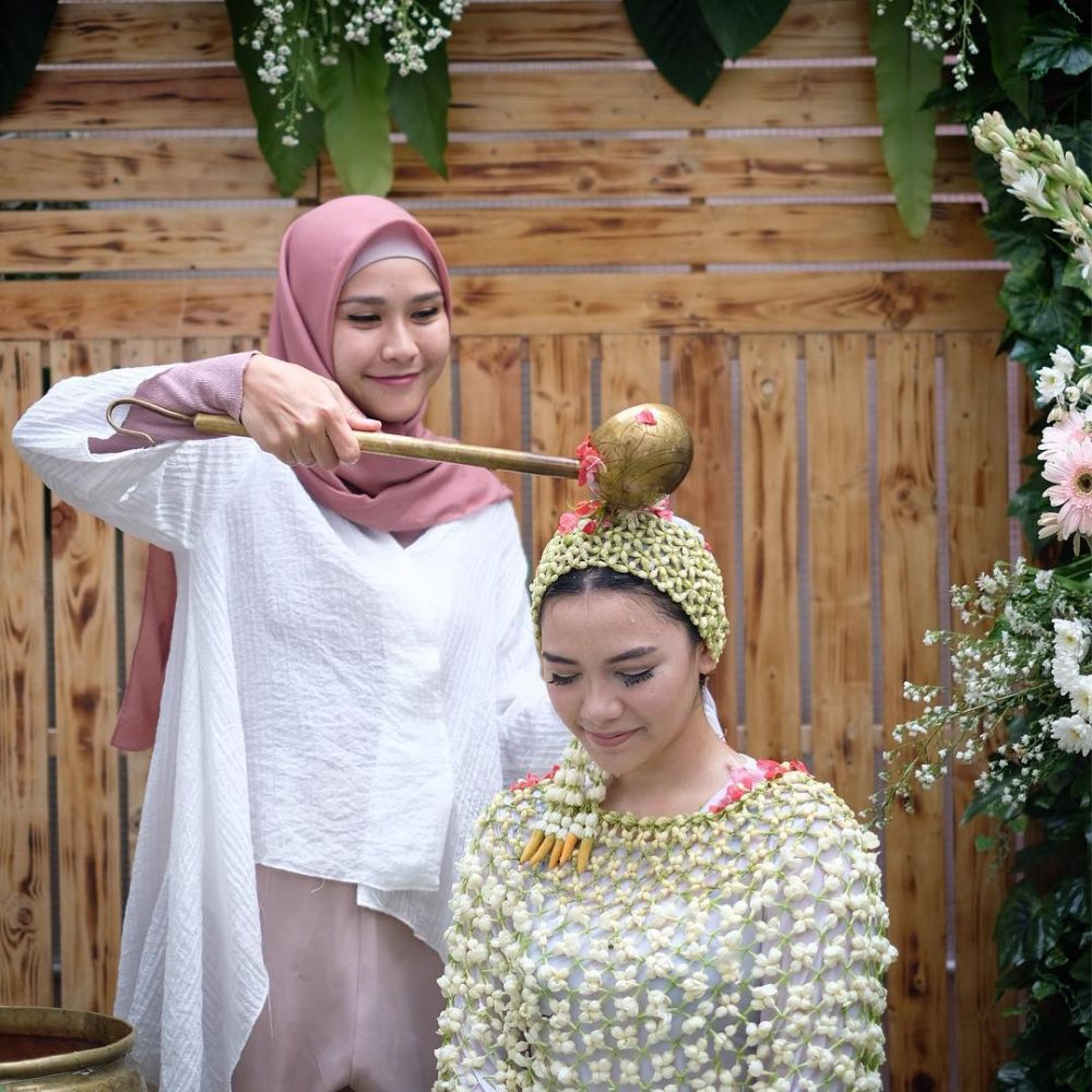 Gaya 7 seleb di acara siraman adik, Ayu Ting Ting anggun berkebaya