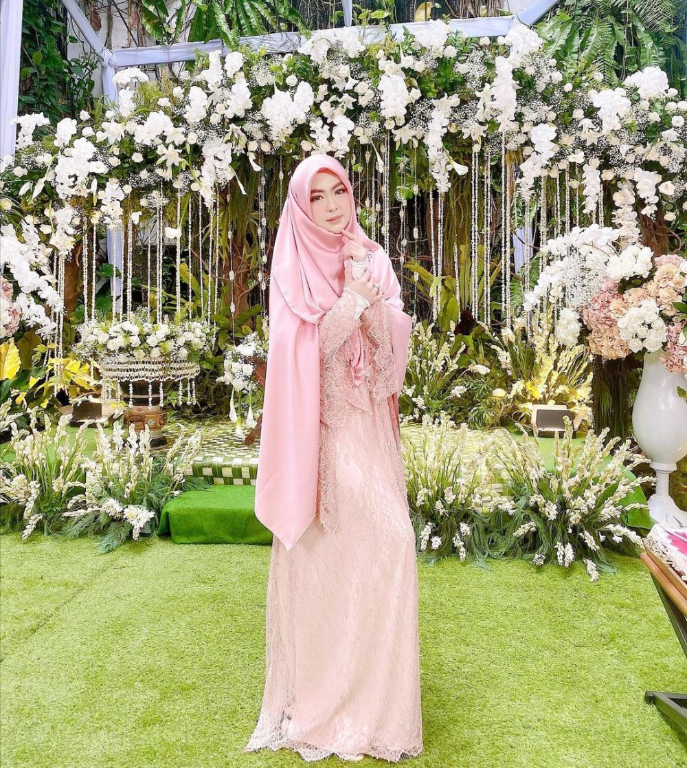 Gaya 7 seleb di acara siraman adik, Ayu Ting Ting anggun berkebaya