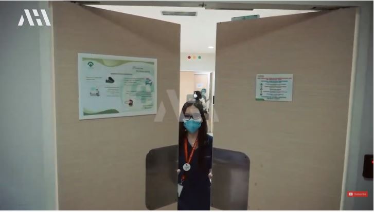 9 Momen Aurel Hermansyah menuju ruang operasi, diwarnai tangis haru