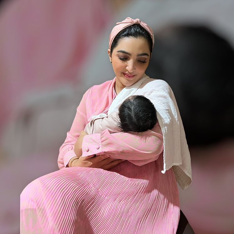 Momen bahagia keluarga Aurel Hermansyah gendong baby AH, KD terharu