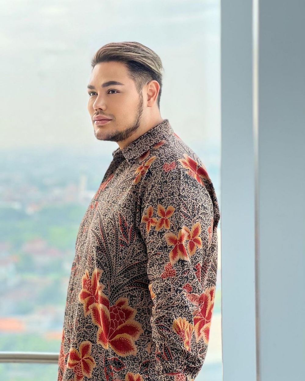 Penampilan 9 presenter pria hadiri kondangan, Ivan Gunawan gagah
