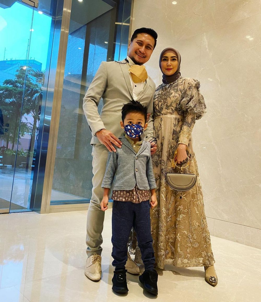 Penampilan 9 presenter pria hadiri kondangan, Ivan Gunawan gagah