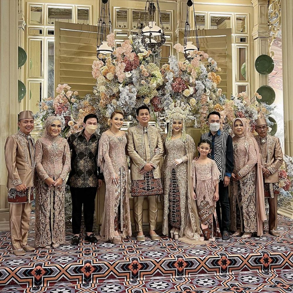 Penampilan 9 presenter pria hadiri kondangan, Ivan Gunawan gagah