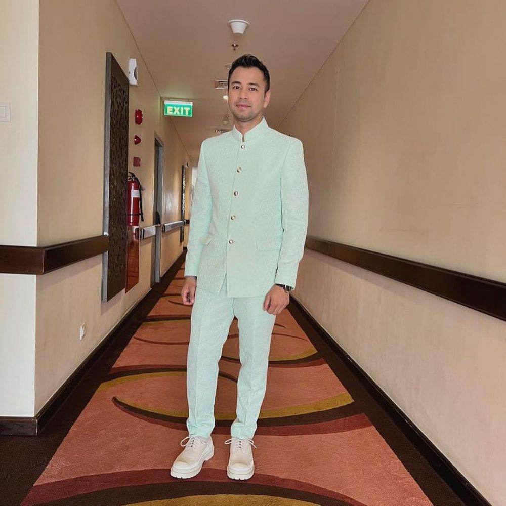 Penampilan 9 presenter pria hadiri kondangan, Ivan Gunawan gagah