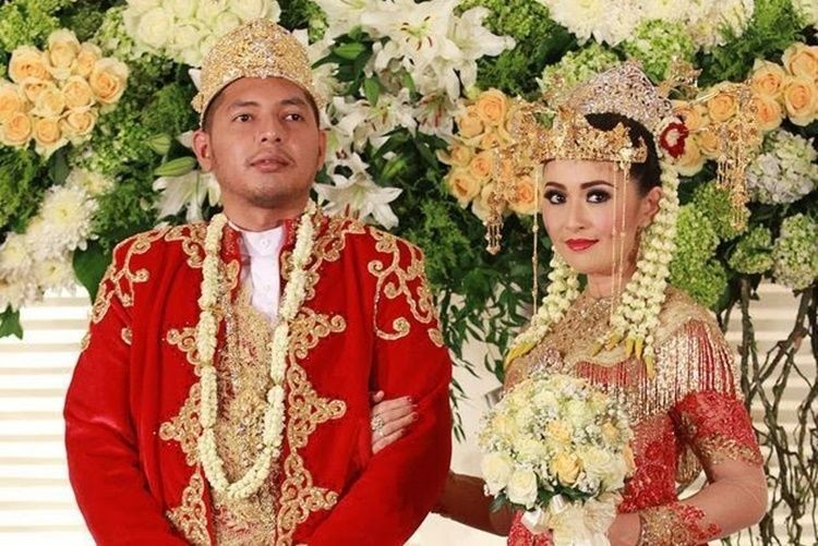 Momen pernikahan 9 seleb pakai adat Betawi, adik Ayu Ting Ting mewah