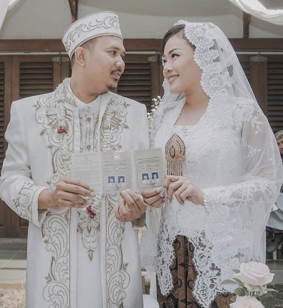Momen pernikahan 9 seleb pakai adat Betawi, adik Ayu Ting Ting mewah