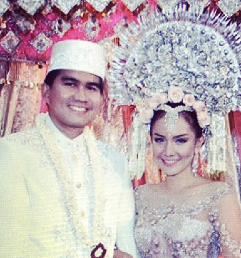 Momen pernikahan 9 seleb pakai adat Betawi, adik Ayu Ting Ting mewah