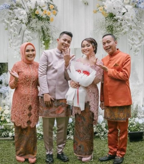 9 Pesona Umi Kalsum di acara lamaran hingga resepsi Syifa, anggun