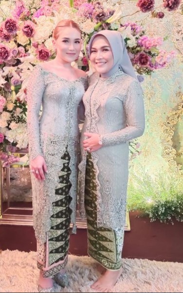 9 Pesona Umi Kalsum di acara lamaran hingga resepsi Syifa, anggun