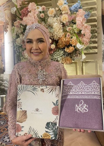 9 Pesona Umi Kalsum di acara lamaran hingga resepsi Syifa, anggun