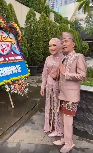 9 Pesona Umi Kalsum di acara lamaran hingga resepsi Syifa, anggun
