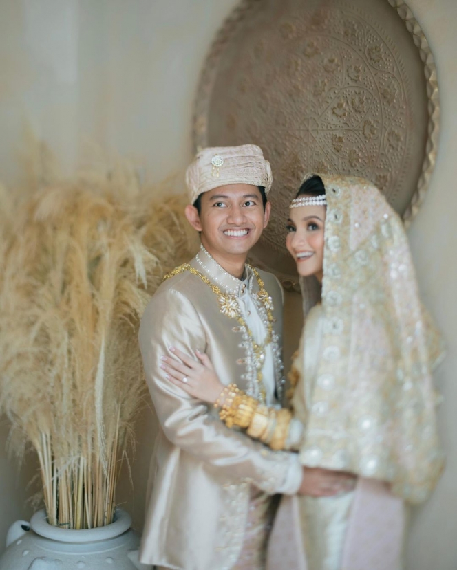 9 Gaya prewedding terbaru Belva Devara dan Sabrina, usung adat Minang