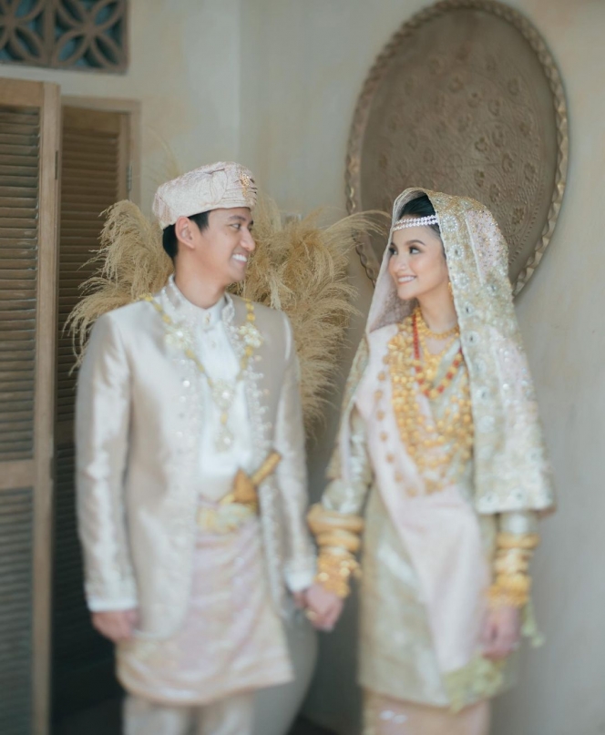 9 Gaya prewedding terbaru Belva Devara dan Sabrina, usung adat Minang
