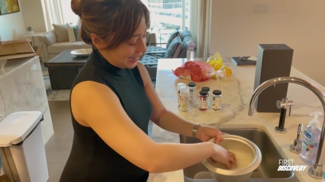 9 Potret dapur Nikita Willy di Amerika, kulkas penuh sambal beku