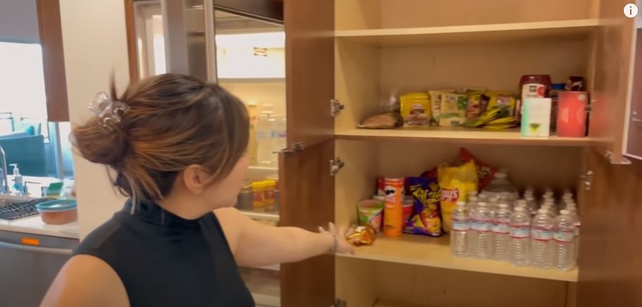 9 Potret dapur Nikita Willy di Amerika, kulkas penuh sambal beku