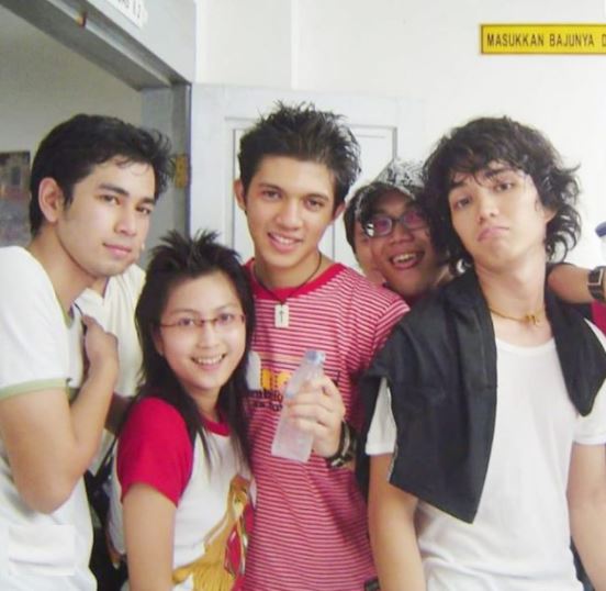 7 Foto jadul Raffi Ahmad jadi personel band RADIO, isi posisi drummer