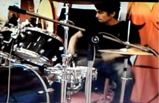7 Foto jadul Raffi Ahmad jadi personel band RADIO, isi posisi drummer