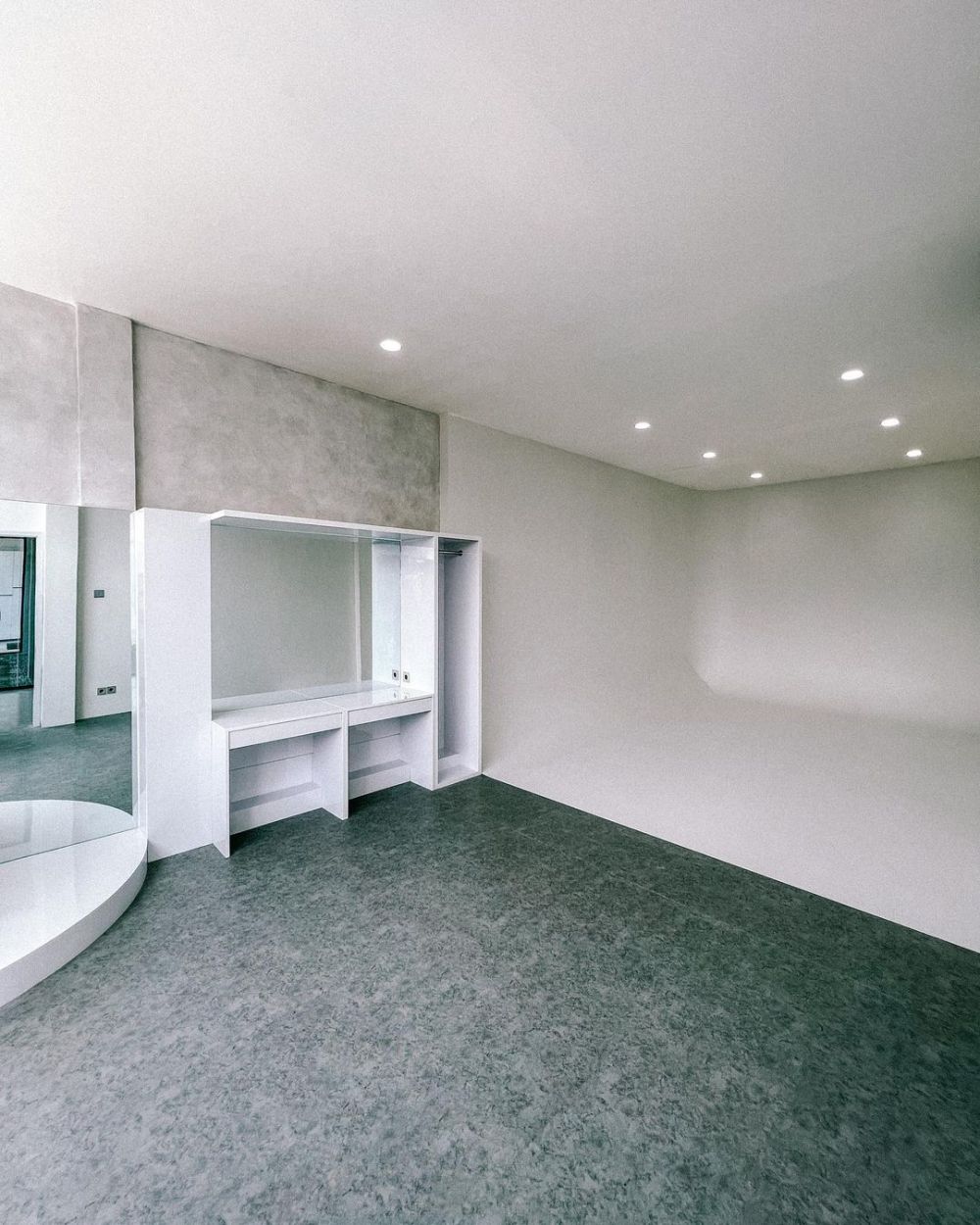 9 Potret kantor baru Awkarin, buah perjuangan 4 tahun menanti